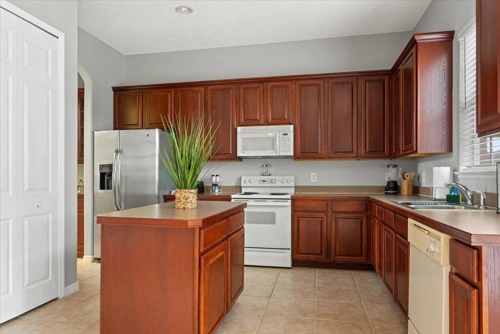 Long Stays! Lakefront - Gated Pool Home Orlando Exteriör bild
